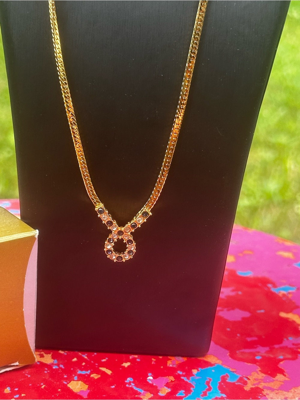 Vintage Avon Gold Tone Herringbone Chain Rhinestone Open Loop V Pendant Necklace